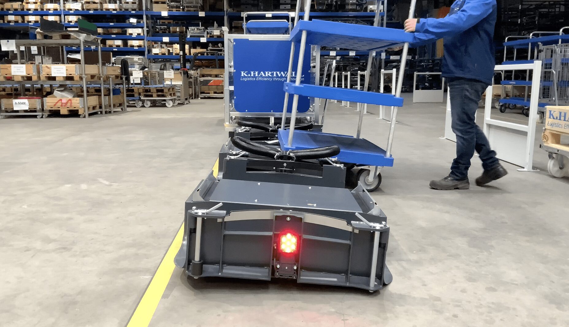 innovative design of the LiftLiner tugger train allows a safe and ergonomic loading and unloading