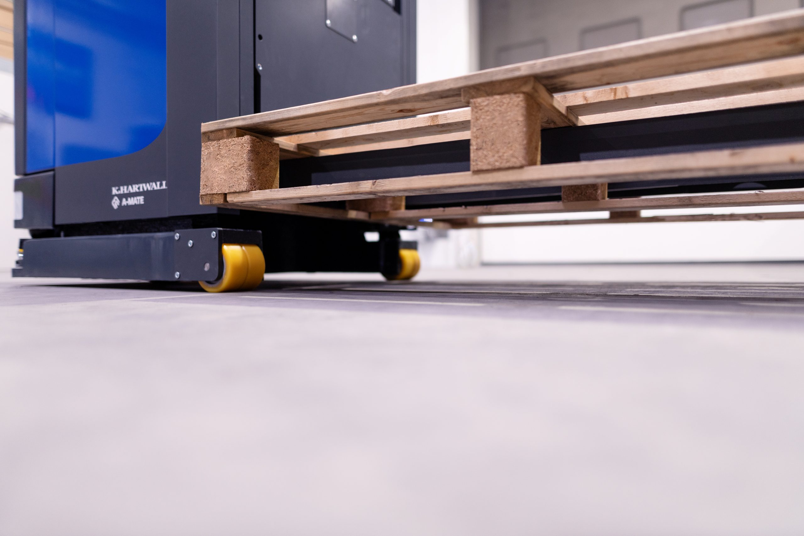 A-MATE Counter can handle closed pallets due to cantilevered forks