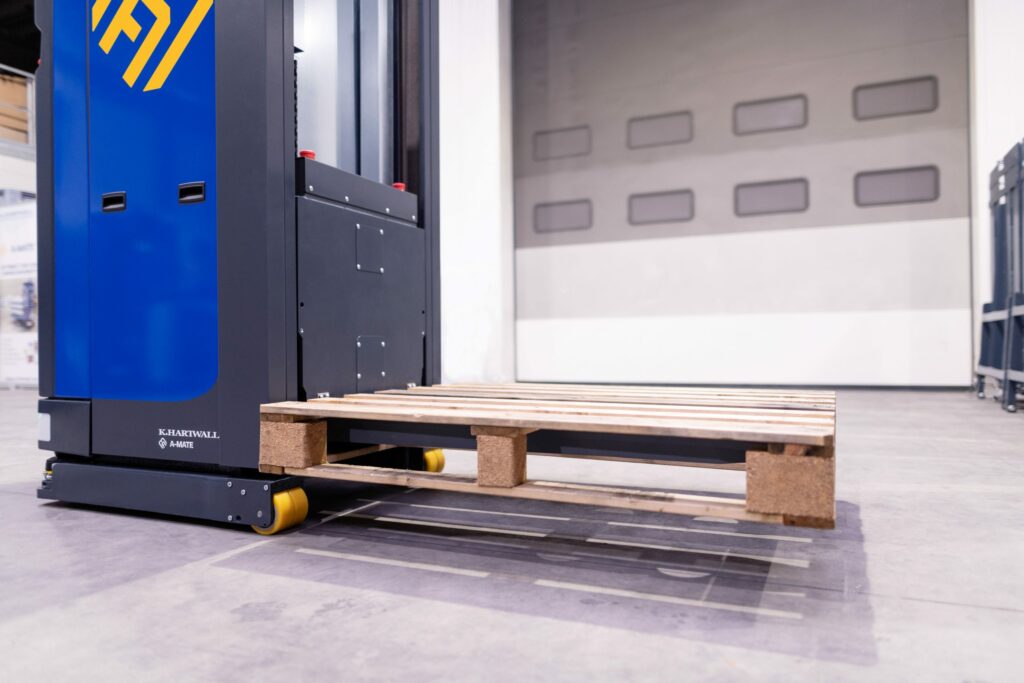 A-MATE Counter is equipped with counterweight and cantilevered forks