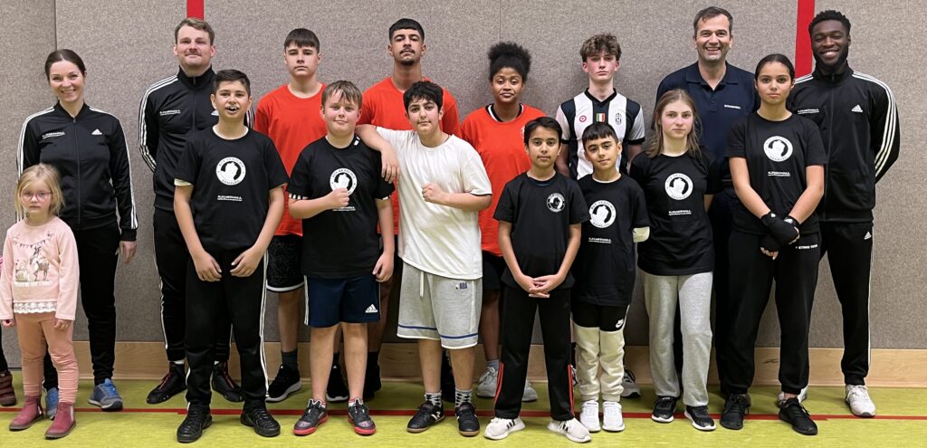 K.Hartwall suppplied the trainers of the Box-Akademie Hamburg with tracksuits and the children were given training T-shirts